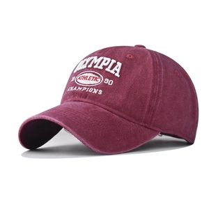 Détail de casquette bordeaux en coton délavé avec broderie blanche 3D Olympia Athletic