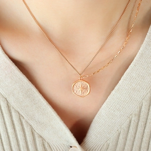Zweilagige Halskette mit Oktagramm-Anhänger in Roségold und asymmetrischer Kette