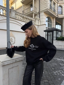 Street style black oversized sweatshirt with vintage lettering print for women