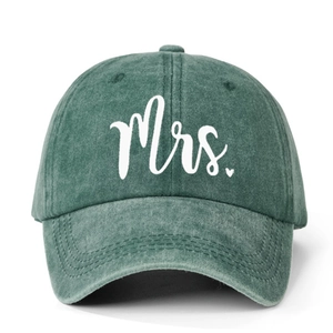 Casquette de baseball délavée vert foncé avec broderie Mrs. blanche et petit cœur