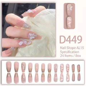 Detailansicht rosa Kunstnägel mit 3D-Schmetterlingen, Perlen und Glitzer-Finish