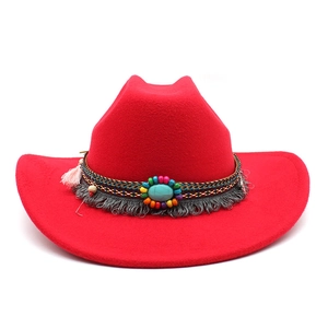 Chapeau de cowboy rouge en feutre de laine avec bande ethnique et turquoise