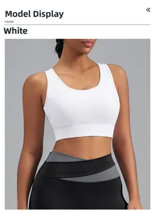Gros plan sur le soutien-gorge de sport blanc avec dos croisé et large bande de maintien