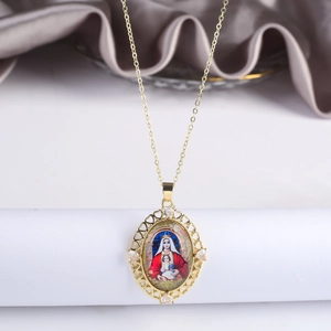 Elegante collana della Vergine Maria in oro con zirconi su sfondo di seta viola