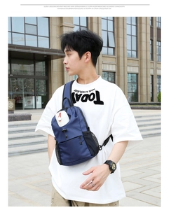 Outdoor-Nahaufnahme einer blauen Nylon-Brusttasche mit Netztasche und verstellbarem Gurt
