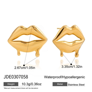 Détail boucles d'oreilles lèvres dorées fondues avec dimensions 2,67cm x 3,35cm et poids