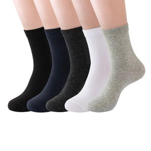 Dettaglio di cinque paia di calze in cotone da uomo nei colori nero, blu e grigio
