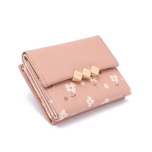 Detail der rosa PU-Leder-Geldbörse mit goldener Blattschnalle und gefalteten Fächern