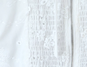 Detailoberteil mit Blumenstickerei, gesmokter Textur und seitlichem Silber-Reißverschluss