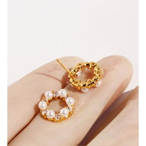 Mini pearl and zircon wreath stud earrings in gold plating for women's elegant daily wear