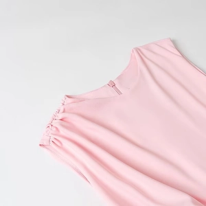 Détail de la robe rose sans manches avec plis aux épaules et fermeture éclair invisible