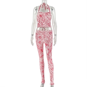Détail de l'imprimé paisley rouge et blanc sur le haut dos nu et le pantalon ajusté