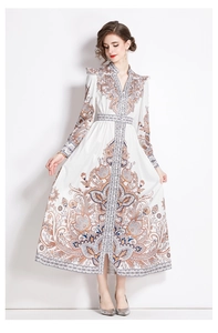 Detailansicht des Vintage-Paisley-Musters auf dem weißen Chiffonkleid mit Blumenmotiven