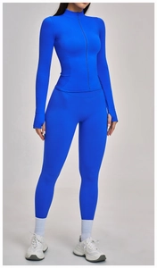 Details des Kleinblauen Yoga-Sets mit Daumenlöchern an den Ärmeln und hoher Taille