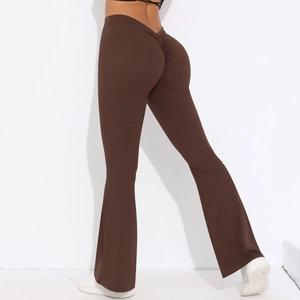 Detailansicht der V-förmigen hohen Taille und Push-Up-Naht an der braunen Yoga-Schlaghose