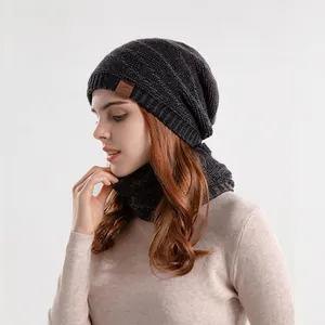 Ensemble d'hiver bonnet tricoté et écharpe tour de cou gris foncé pour rester au chaud