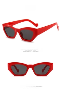 Occhiali da sole cat-eye rossi con lenti grigie mostrati di fronte e di profilo