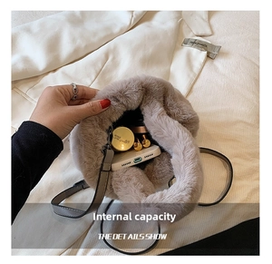 Vue intérieure du sac seau en peluche contenant un smartphone et des cosmétiques