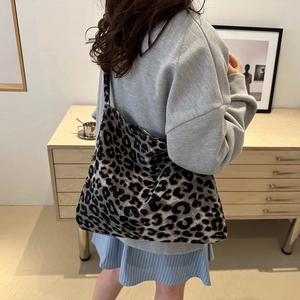 Sac fourre-tout japonais en toile à imprimé léopard noir et blanc porté sur l'épaule