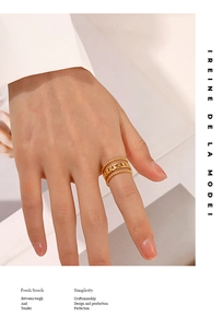 Detailansicht eines dreilagigen goldenen Edelstahlrings mit Perlen und Kettenstruktur