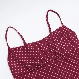 Dettaglio dell'abito bordeaux a pois con scollo arricciato e sottili spalline piatte