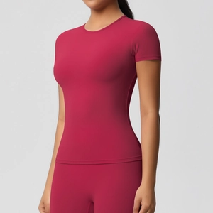 Détail du haut de yoga magenta cintré avec coutures ergonomiques et tissu mat extensible