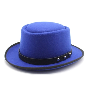 Détail d'un chapeau pork pie en feutre bleu roi avec ruban cuir et rivets métalliques