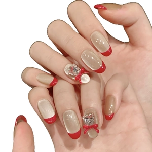 Unghie finte fatte a mano con punte French rosse, fiocchi 3D, strass e base nude glitter