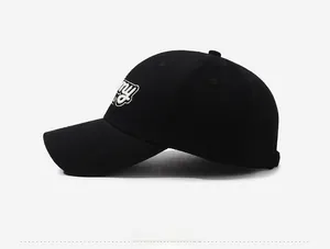 Detaillierte Seitenansicht einer schwarzen Baumwoll-Baseballkappe mit weißer Stickerei