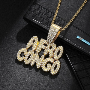 Macro del ciondolo con lettere AFRO CONGO dorate e strass su una catena a corda