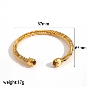 Detailansicht goldener gedrehter Armreif mit braunen Perlen und Größenabmessungen