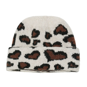 Berretto in maglia leopardata chic crema con trama pelosa e design con risvolto classico