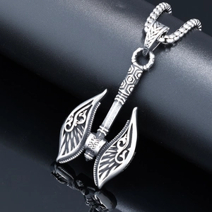 Collier pendentif hache double viking en acier poli avec gravure de totem nordique