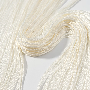 Détail des franges blanches en polyester avec texture soyeuse et éclat brillant