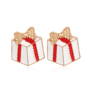 Vue détaillée des boucles d'oreilles boîte cadeau en émail rouge et blanc doré à l'or