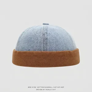Detail der Kinder Dockermütze mit blauem Denim und braunem Baumwollumschlag