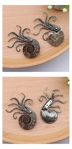Makro-Detail der vintage silbernen Ammonit-Oktopus-Brosche und des Nadelverschlusses