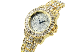 Dettaglio di orologio al quarzo dorato da donna con cristalli brillanti e cinturino in metallo