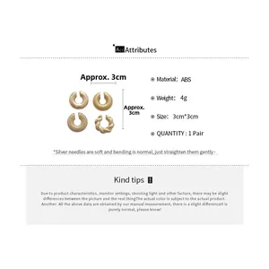Détail de boucles d'oreilles clips dorées 3cm texture torsadée avec tiges en argent