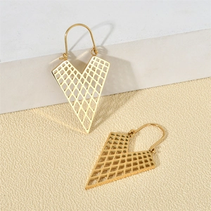 Détail de boucles d'oreilles géométriques en forme d'éventail avec finition dorée polie