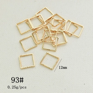Nahaufnahme von 12mm vergoldeten quadratischen Metallrahmen für DIY-Schmuckzubehör