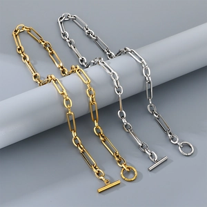 Détail des colliers trombones en acier doré et argenté avec fermoirs à bascule OT