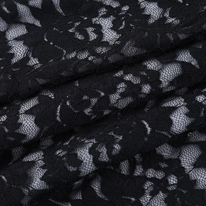 Gros plan détaillé sur le tissu en dentelle florale noire aux motifs ajourés raffinés
