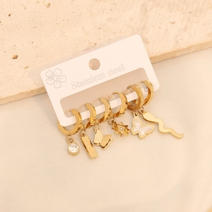 Détail d'un lot de six boucles d'oreilles en acier inoxydable doré avec divers pendentifs