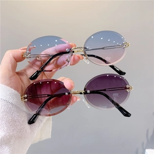 Lunettes de soleil ovales sans monture avec dégradé et branches en métal doré