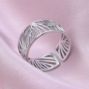 Détail de la texture plume ajourée sur une bague réglable en acier argenté