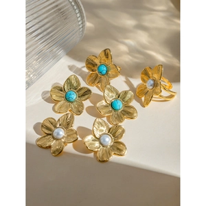 Set di 6 anelli a fiore dorati con turchese e perle in una composizione elegante