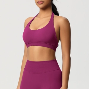 Vue détaillée latérale de la brassière licou et du legging de yoga violet foncé