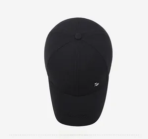 Dettaglio del cappellino da baseball nero con ricamo Fashion e bottone in metallo