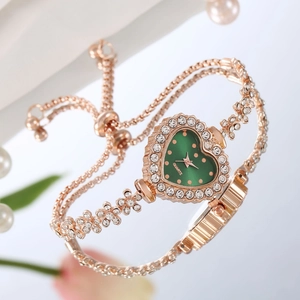Détail de la montre cœur en or rose avec cadran émeraude et bracelet fleuri serti